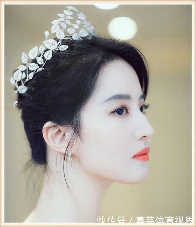 脸大|你适合披头发还是扎头发,主要取决于这3个特点,脸大更要注意