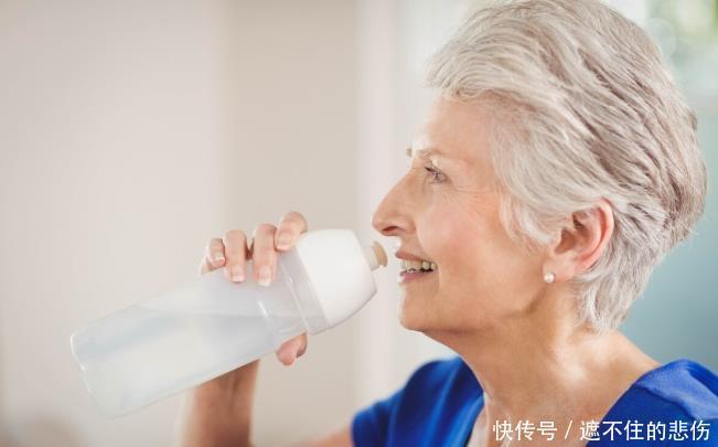 多喝水|人到中年,应该少喝水还是多喝水先了解4个喝水时间点再做决定