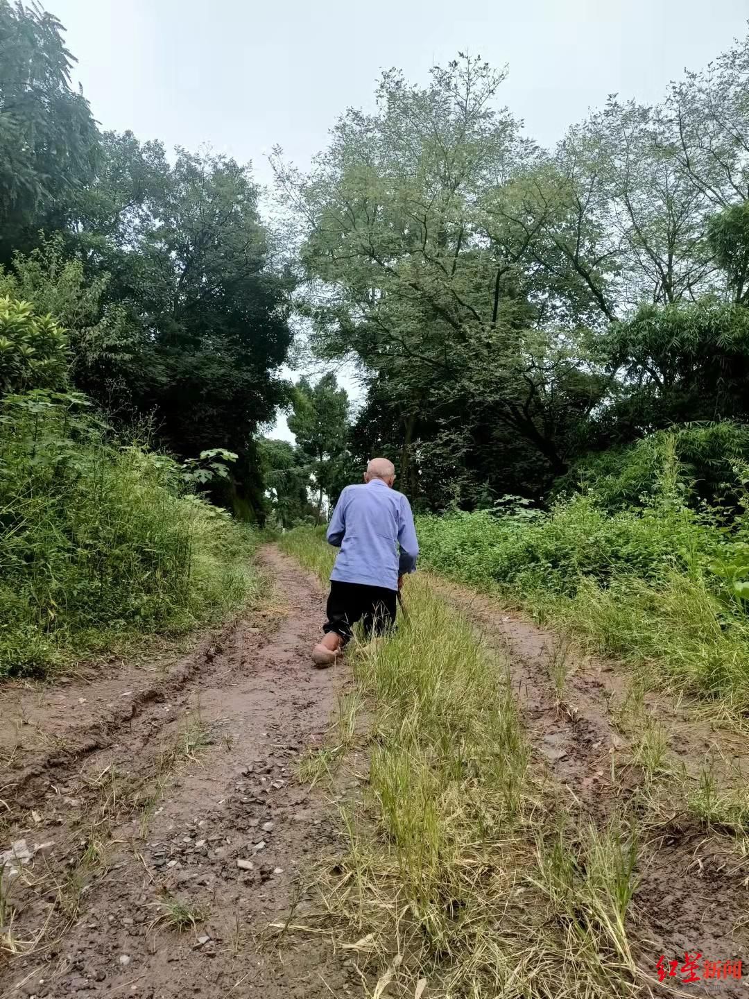 红星新闻|八旬老人街头跪地行走让网友泪目 记者探访：他先天残疾一生未婚，目前独自生活