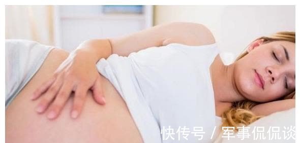 睡姿|给孕妈提个醒：孕后期禁止2种睡姿，易引起宝宝发育“缓慢”