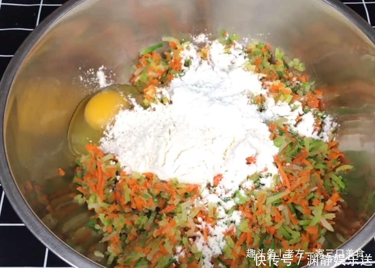 萝卜丸子最正宗的做法,一滴水都不加,学会这方法酥脆不油腻