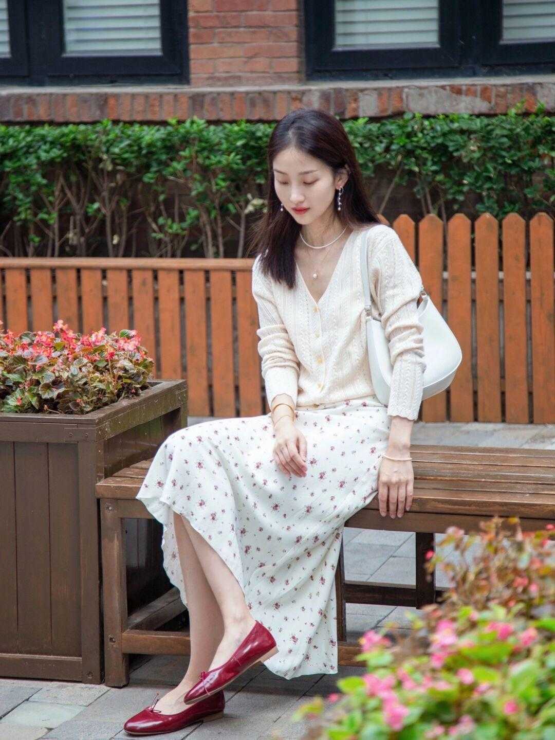 淑女鞋|原来秋天的正确打开方式是这样的,针织衫搭配裙子,温柔到骨子里了