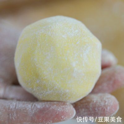 咸蛋黄碎|#我的养生日常-远离秋燥# ?南瓜椰蓉咸蛋黄月饼?