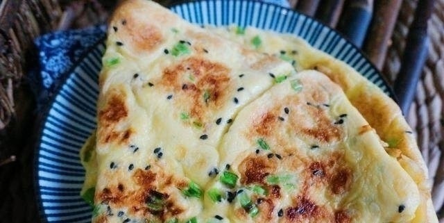 还是老妈这样做的鸡蛋饼好吃，美味又营养，一口气就吃了10张