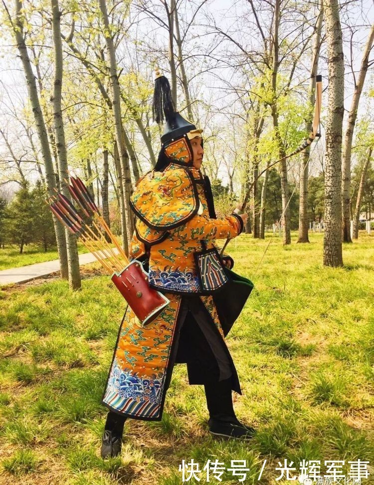 满洲的铠甲为何外边看不到甲片?