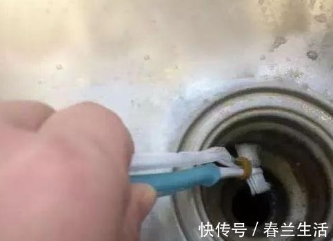 清洁|旧牙刷别扔了!放打火机上烤一烤,变“全能”小助手,全家用得上