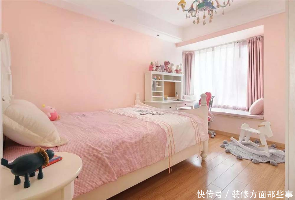 窗边|94平北欧风小户型,飘窗带了沙发和椅子,独特而又实用