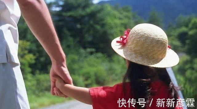 小狗|宝宝被妈妈用绳子牵着,遇到邻居牵着小狗,随后宝宝的举动太萌了