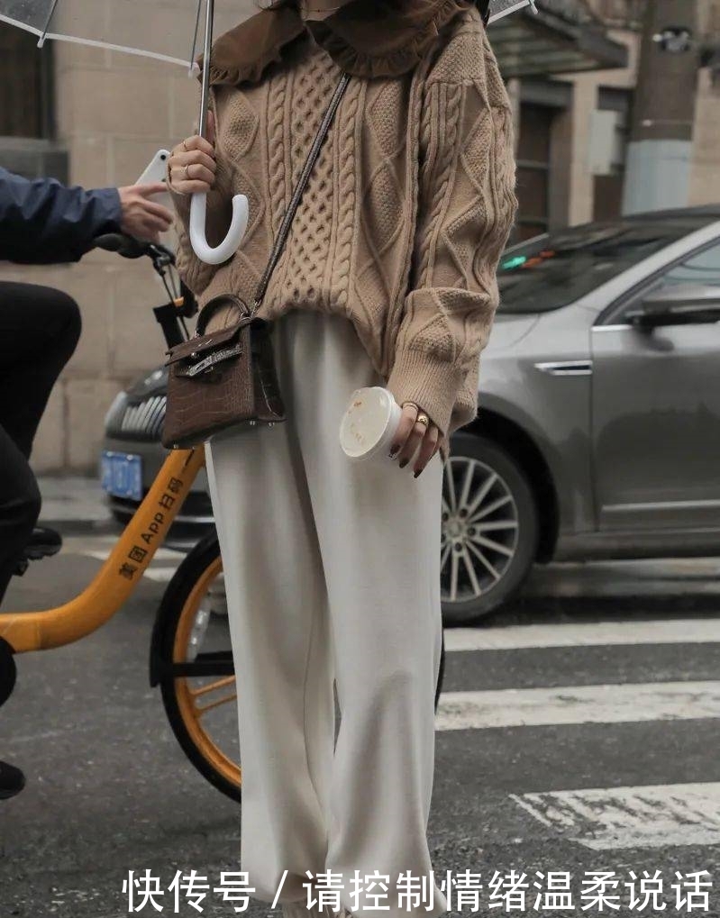 2021年第一套绝美气质穿搭:丝绒裙+毛衣!!!