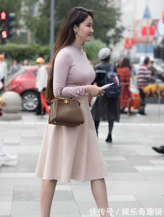 高领长袖 淡紫色的高领长袖配上深杏色的半身裙,优雅时尚又美丽清新!