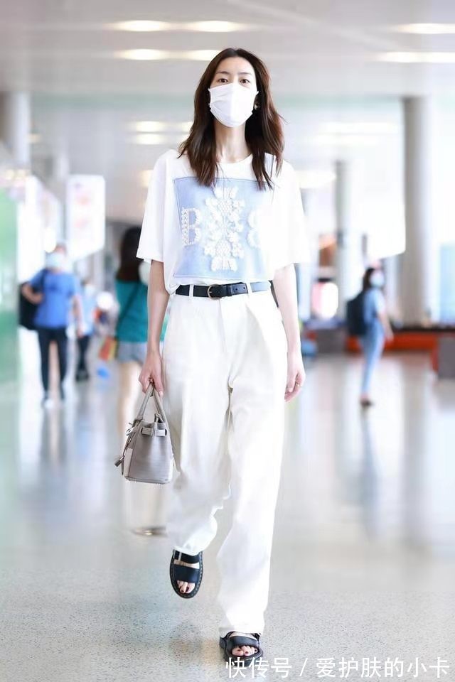 身材比例|超模也会乱穿衣,刘雯长T恤配碎花裙,178穿出55分,全靠气质取胜