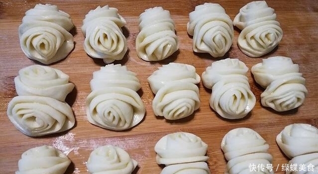 早餐不吃馒头,教你如此做花卷,不用时间发面,松软香甜,真好吃