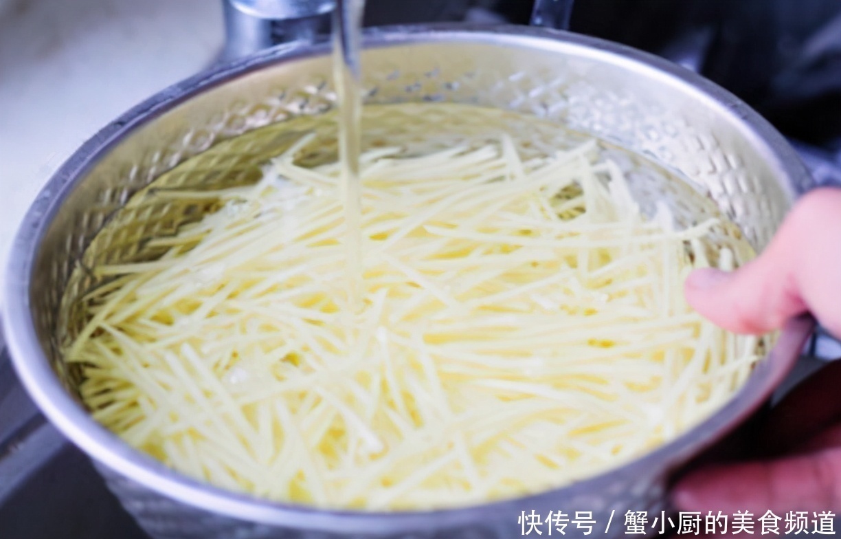 酸辣土豆丝|炒土豆丝时，醋什么时候放很重要，好多人弄错了，难怪土豆丝不脆