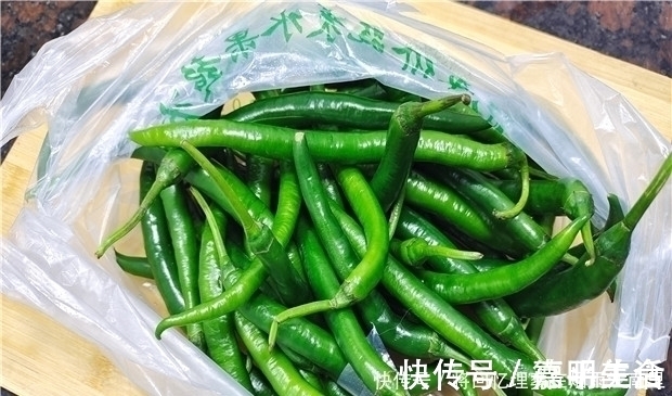 秘制|辣椒这样做太好吃了,一次秘制一罐,开胃又下饭,放一年不会坏!