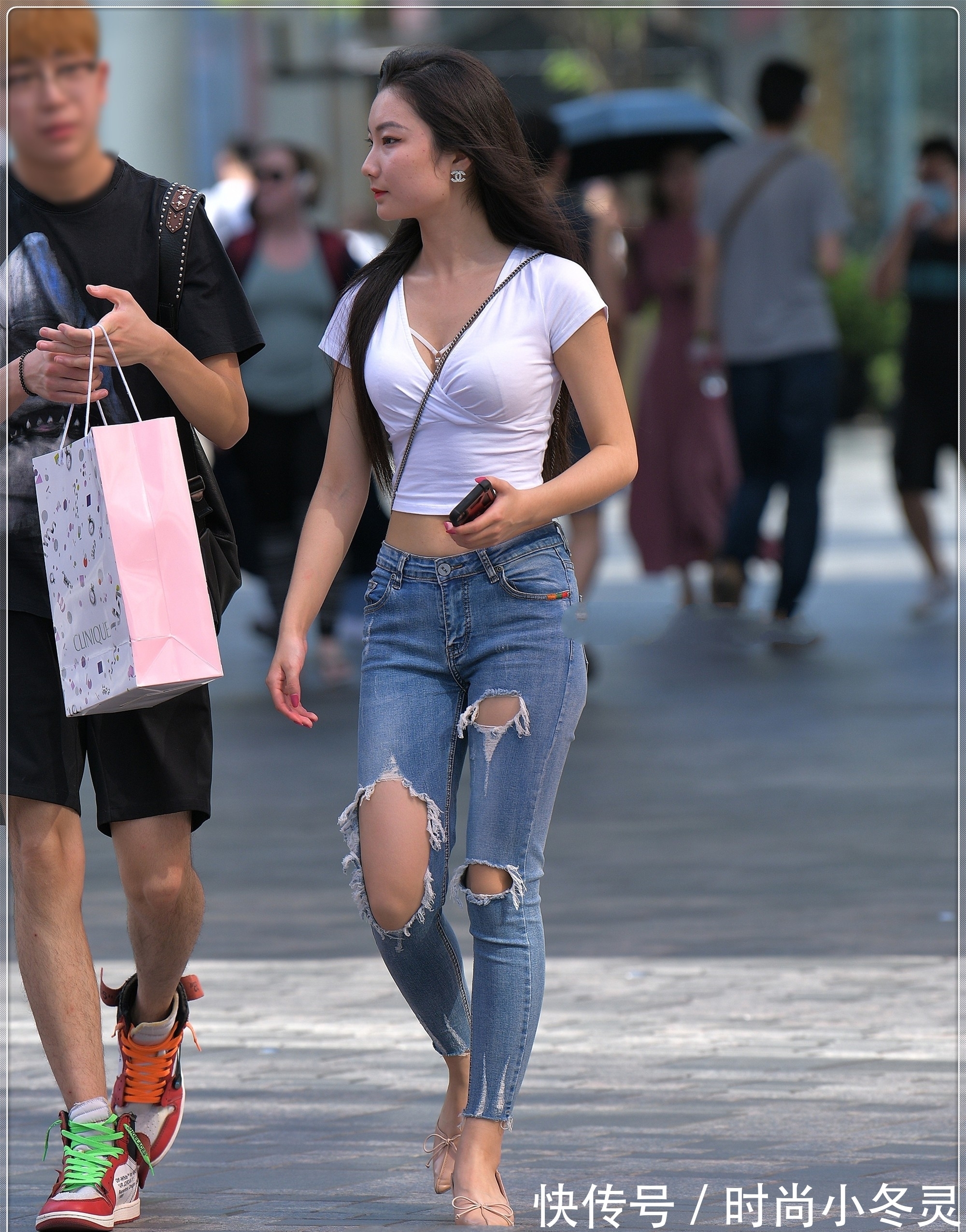 破洞 修身V领短袖搭配破洞牛仔裤，设计独特，更显强大气场