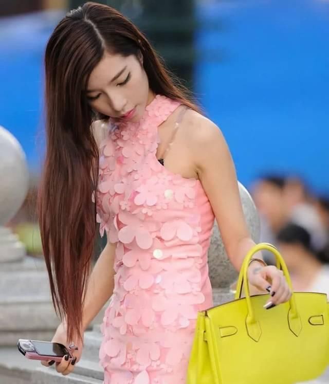 粉裙|街拍美女长发飘飘小姐姐,一袭亮丽的粉裙,特别有女人味