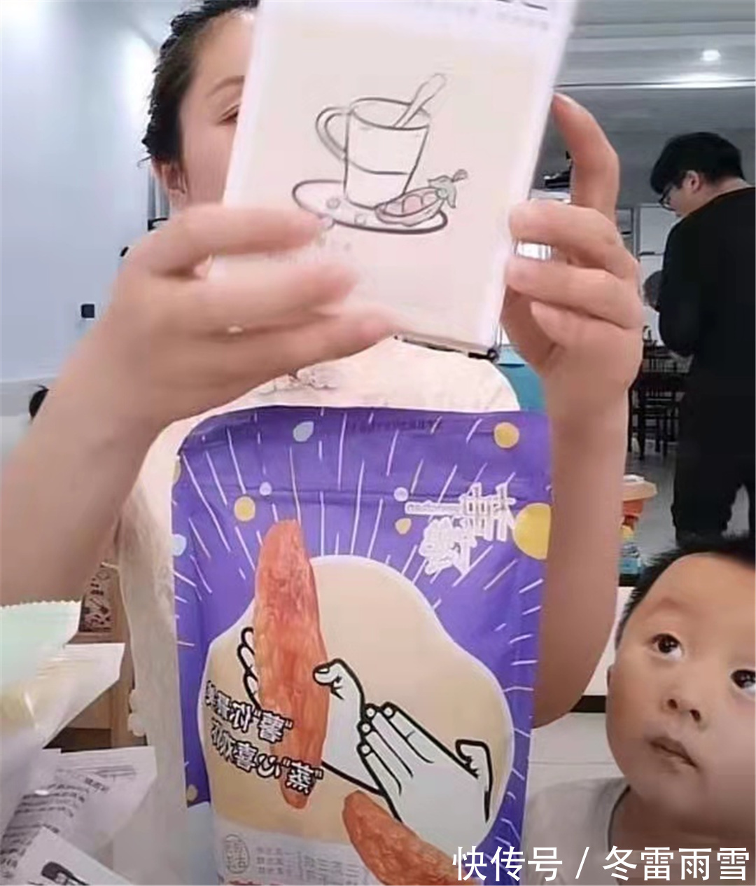 化妆|田静直播带货,精神疲惫,明显肿起的眼袋化妆也遮不住