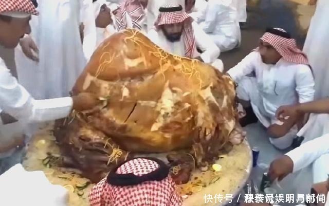 迪拜皇室蹲着吃的“宴席”,每桌仅有一道菜,12人一桌用手抓