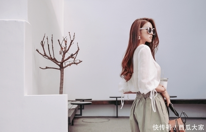 穿着|街拍小姐姐穿着时尚装就在路边秀起来了