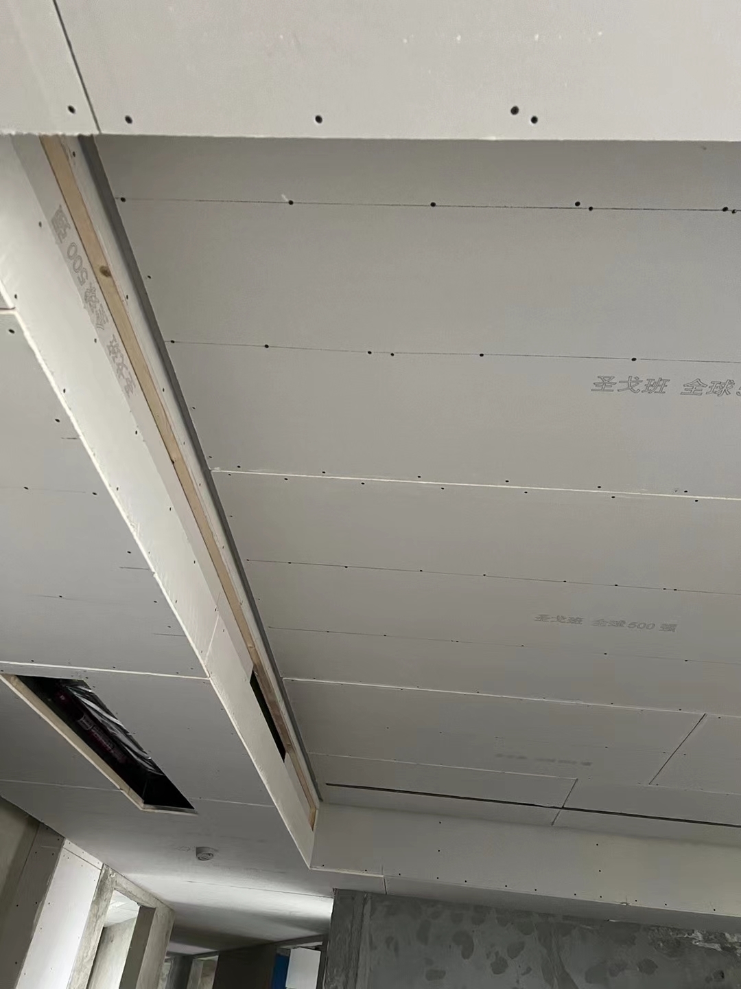 橙花|成都橙花风景装修施工现场图丨瓦工贴砖,木工吊顶已完成