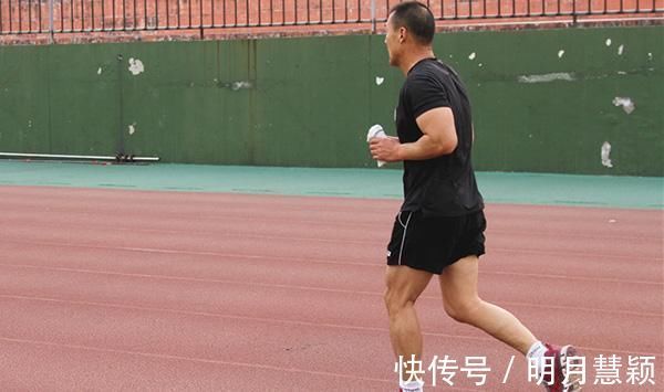 热水泡脚|男性注意：再忙也要做好3件事，少做2件事，坚持下来胜过吃补品