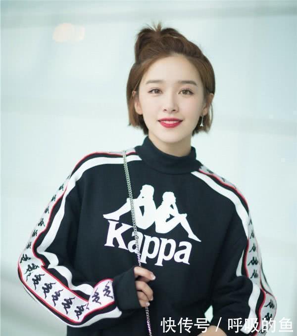 丸子头已经不实行了，今年流行苹果头，减龄显脸小