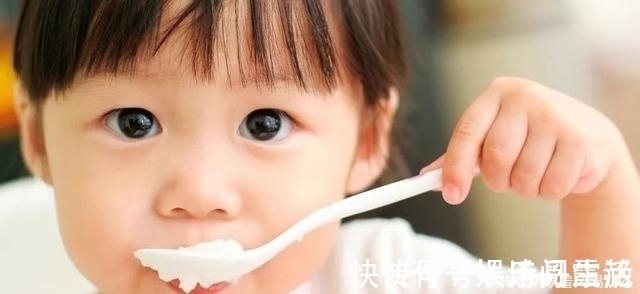 幼儿园|幼儿园老师群里晒孩子午餐,引发宝妈不满,直言这饭菜能吃吗