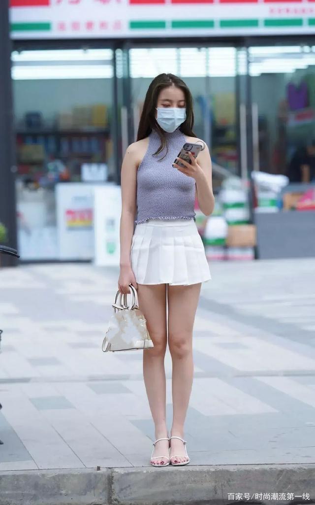 “A字裙”过时了,百褶裙才更受青睐,纯粹为了秀“筷子腿”!