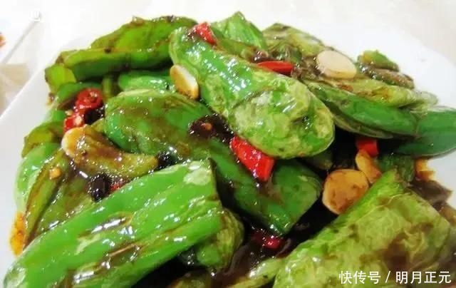做虎皮青椒,最忌直接用油炸多做1步,个个起虎皮,焦香又入味