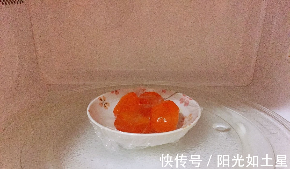 必学的甜品菜系蛋黄焗南瓜，口味咸香，内里清甜，入口绵密！