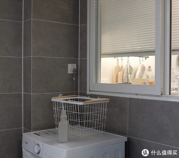 夫妻|这对夫妻太有远见,把次卧和客厅打通,清爽开阔,日子过得简单舒适