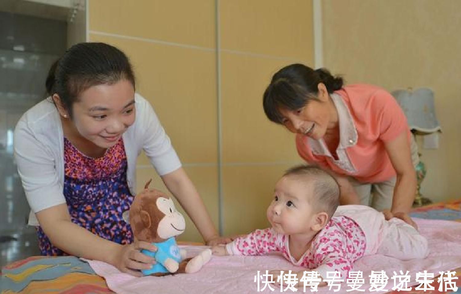 锻炼|这样陪两个月婴儿玩耍,不仅促进大脑和身体发育,还拉近亲子关系
