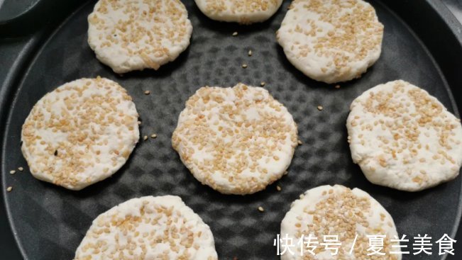 糯米粉最好吃的做法,开水一烫一搅,香甜酥脆,出锅孩子吃美了