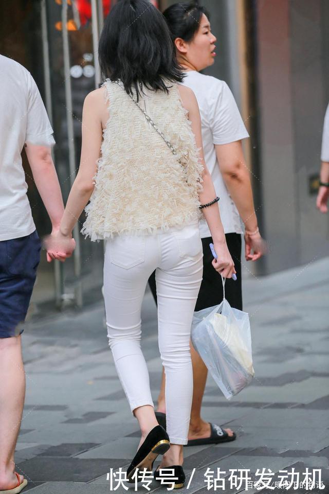 身材好才能任性穿,白色修身裤减龄大方,用心搭让造型美出新感觉
