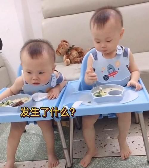 哥哥|双胞胎宝宝吃饭,哥哥却呼呼大睡,弟弟赶紧“趁人之危”笑翻宝妈