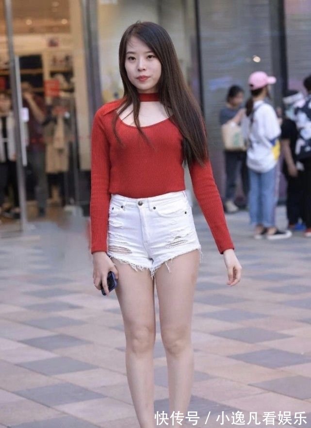 高跟鞋|姐姐这样穿太迷人,修身上衣搭配热裤,减龄舒适有魅力