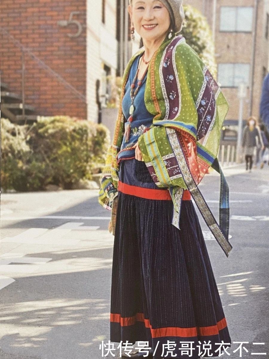 女人懂穿衣越活越年轻，70岁依旧貌美如花，这两位奶奶让人羡慕