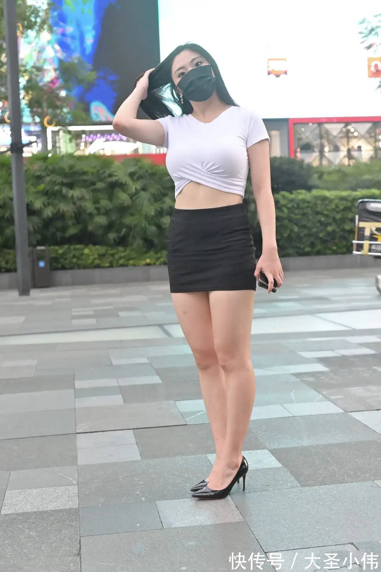微胖身材|美女街拍:白色短款紧身短袖,搭配黑色包臀裙,经典的黑白配微胖身材也能穿