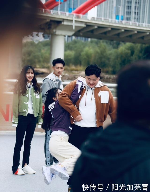 搞笑|《奔跑吧黄河篇2》第二轮路透照曝光,巩立姣单手拎白鹿太搞笑!