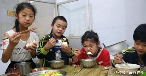 孩子|刚满岁的宝宝只喝奶奶熬的粥,妈妈感觉有蹊跷,尝了一口勃然大怒