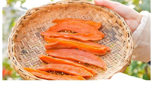 红薯干一晒就发黑？农村大娘教你2招，晒出来软糯香甜，鲜艳透亮