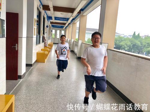 右脚|孩子也没碰,怎么让我赔钱?家长为孩子担责叫屈,而学校却无责任