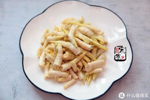 竹笋炒肉|一大早，妈妈送来一袋子“竹笋”，这么小的竹笋，到底能不能吃？