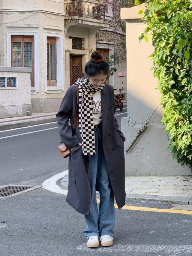 上身|秋冬季节想要穿出氛围感,红色毛衣搭配牛仔裤,高级又显气质