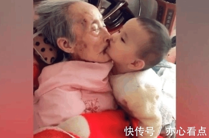 孙辈儿|小宝宝第一次见到90岁太姥姥,跨世纪得相见,心都被暖化了