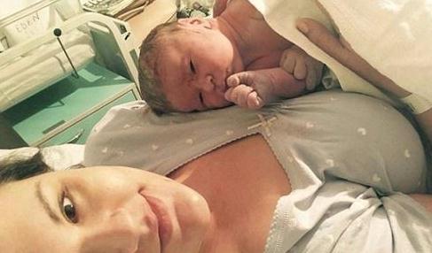 生命体征|宝宝出生先别着急吃第一口奶,这两件事做了,他的生命体征更稳定