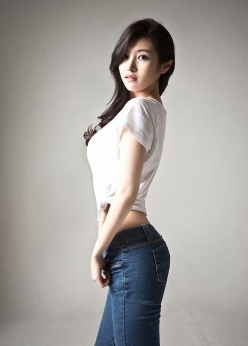 美女|如何时尚的穿搭紧身牛仔裤，性感身材迷人诱惑，格外又时尚个性
