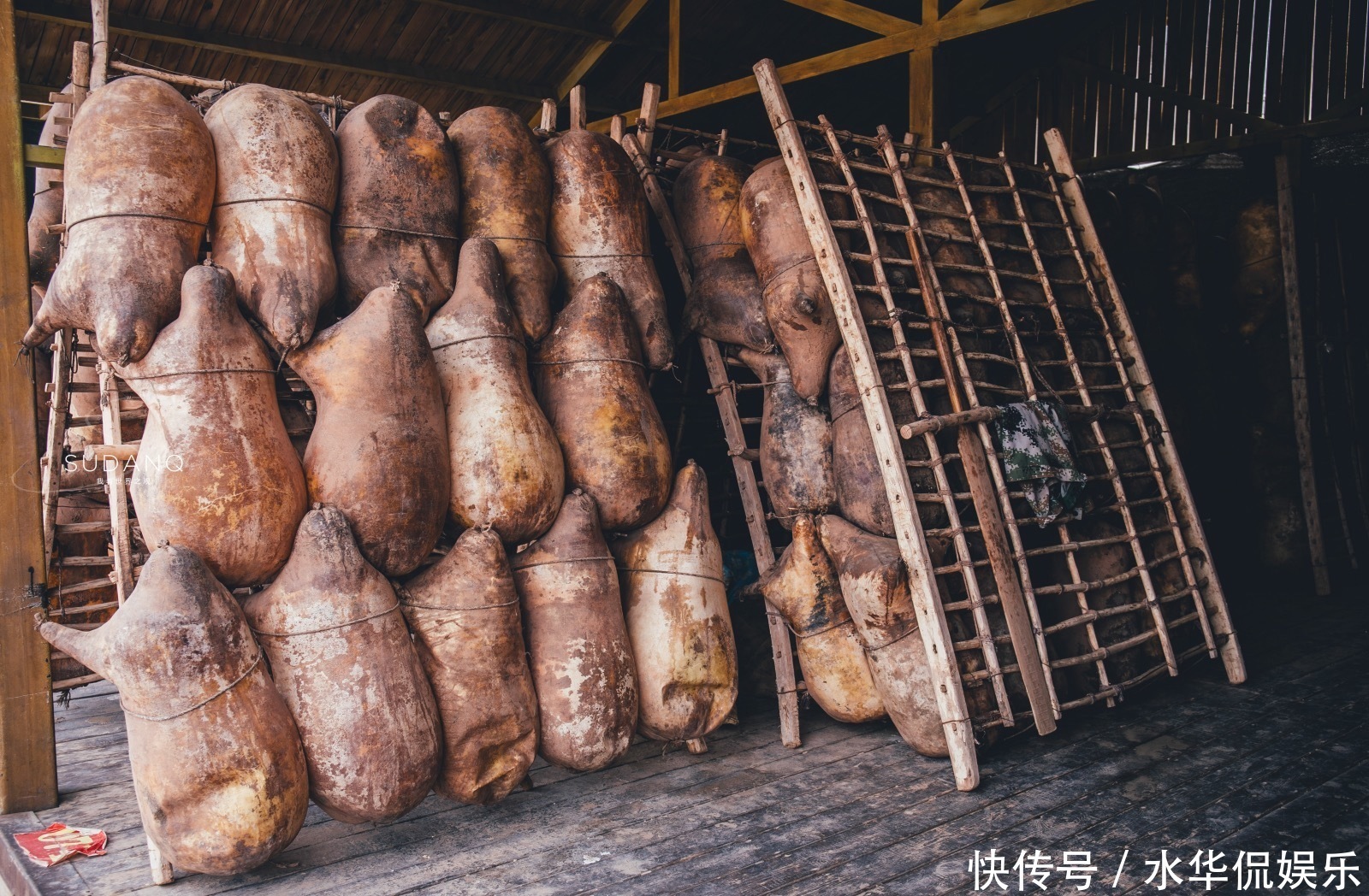 用动物的皮制作“船”，这个有千年历史的筏子，游客称“残忍”