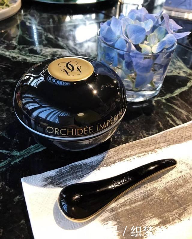 hr|“年薪20万”的人用什么面霜HR、海蓝之谜很常见,后2款没听过