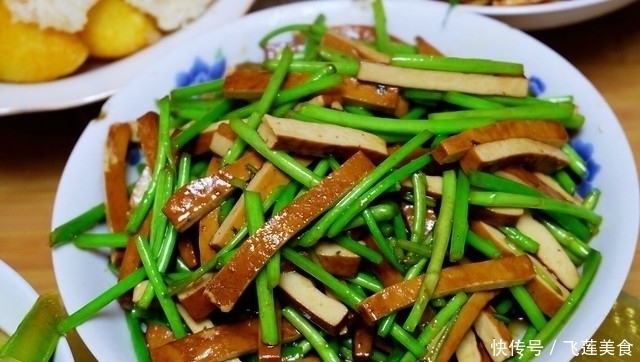 在娘家聚餐,弟媳妇做了一大桌子菜招待,样样都好吃,亲友全点赞